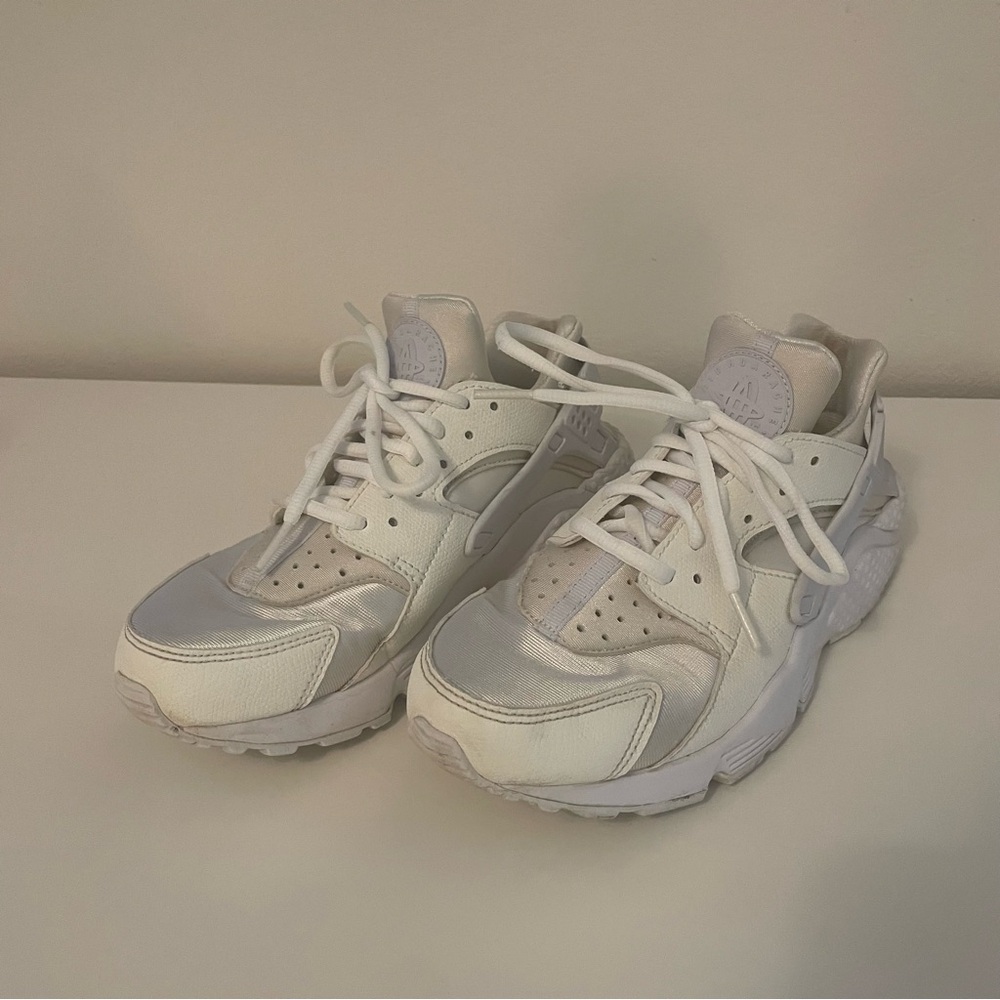Nike Air Huarache sneakers in Light Bone and Sail Cream. Good Condition Size 8.5